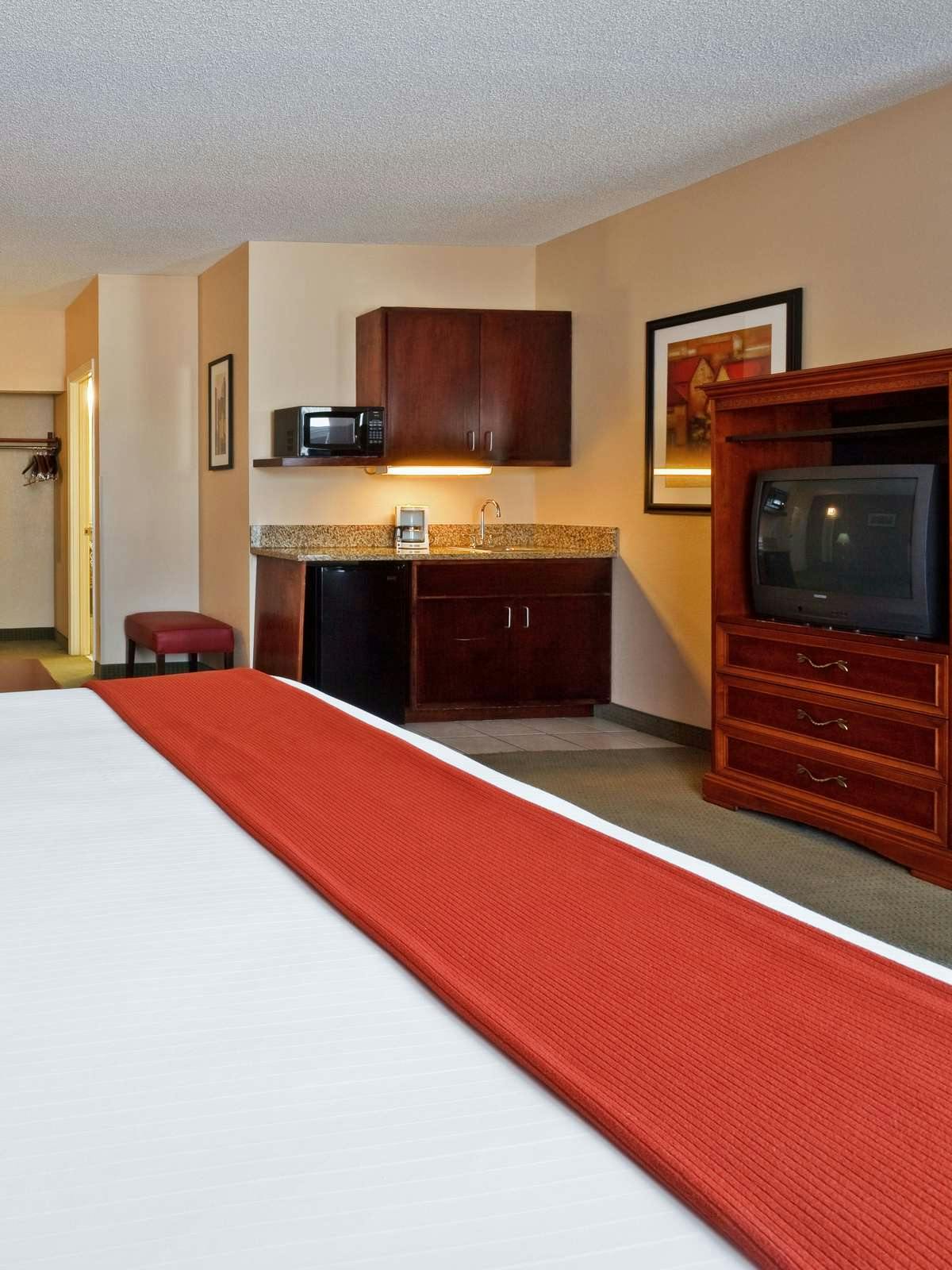Hotel Holiday Inn Express Hotel & Suites Manchester Conference Center photo 2