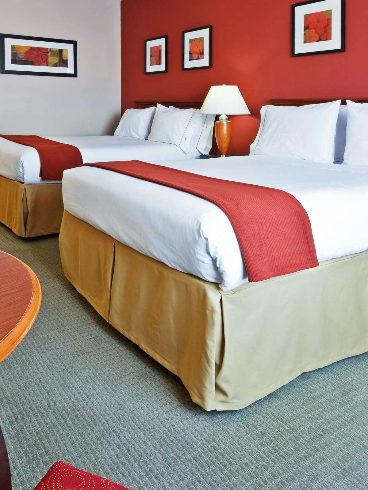 Hotel Holiday Inn Express Hotel & Suites Manchester Conference Center photo 1