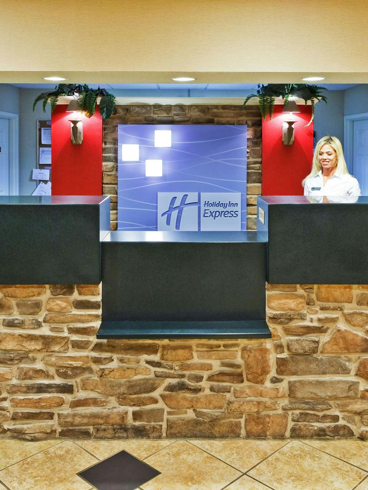 Hotel Holiday Inn Express Hotel & Suites Manchester Conference Center photo 4