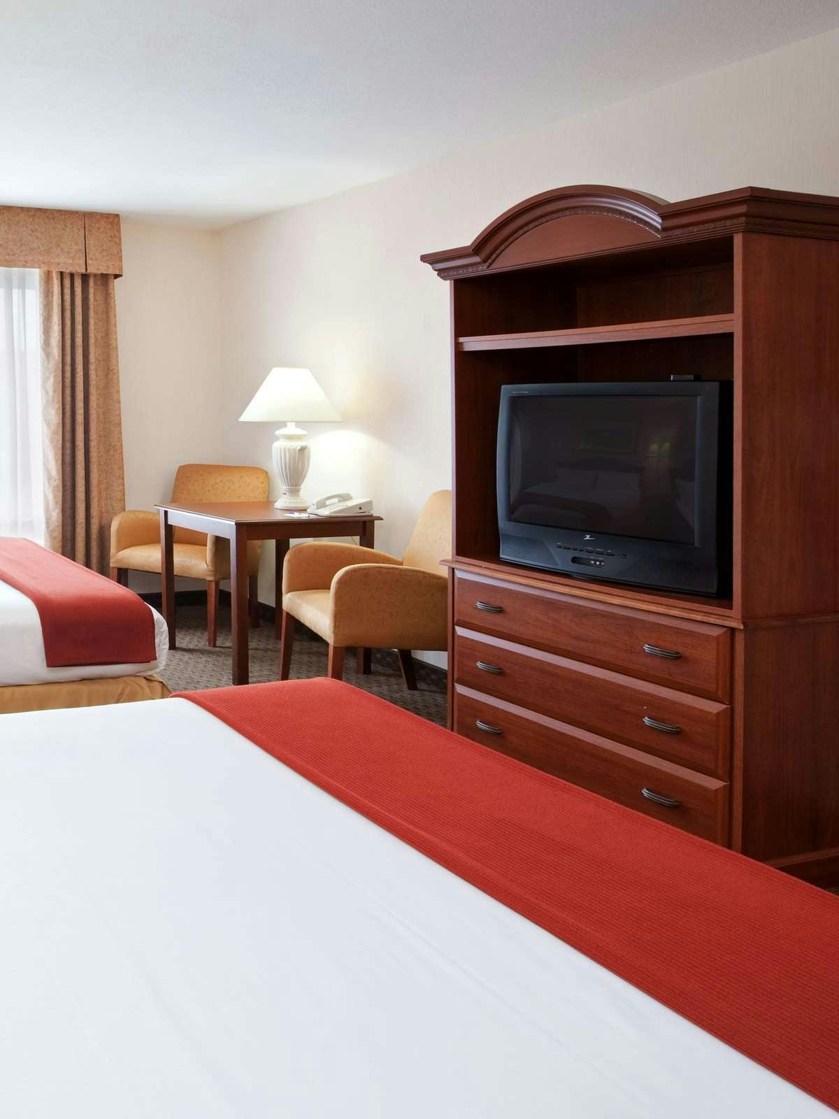 Hotel Holiday Inn Express Hotel & Suites Marion photo 2