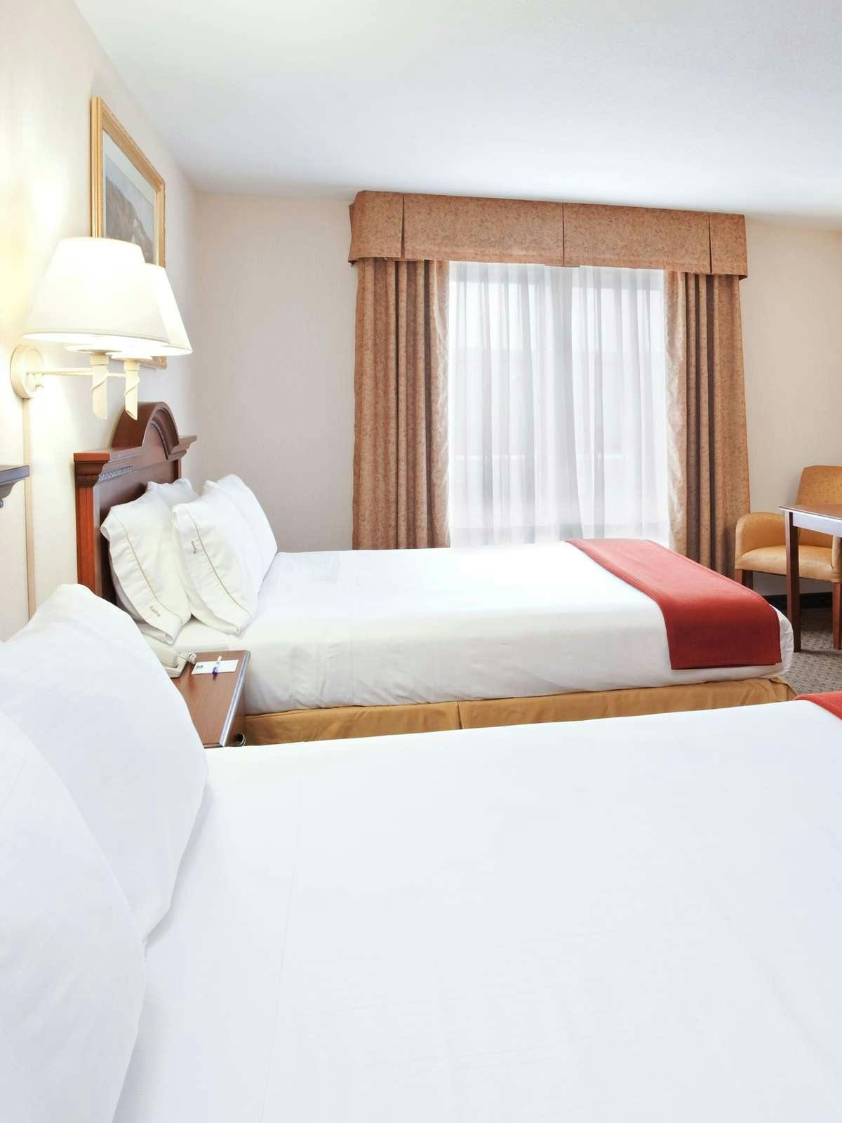 Hotel Holiday Inn Express Hotel & Suites Marion photo 1