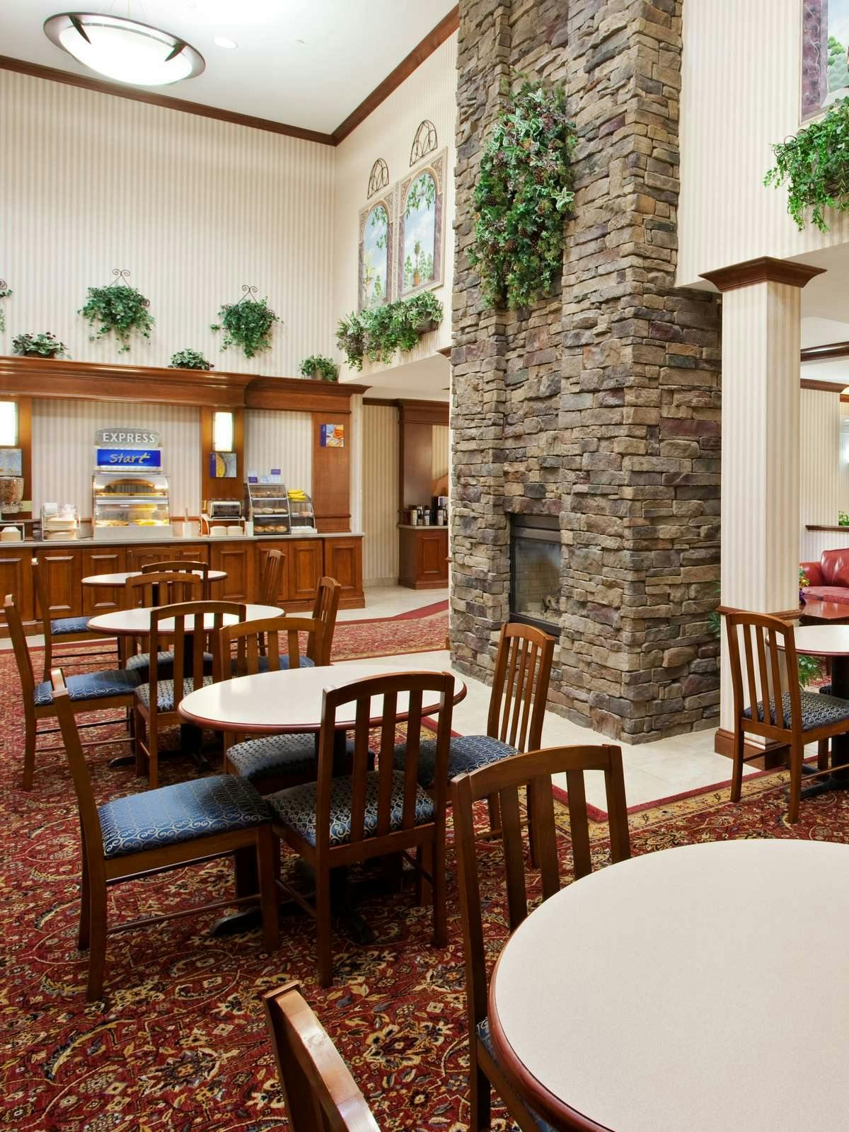 Hotel Holiday Inn Express Hotel & Suites Marion photo 5