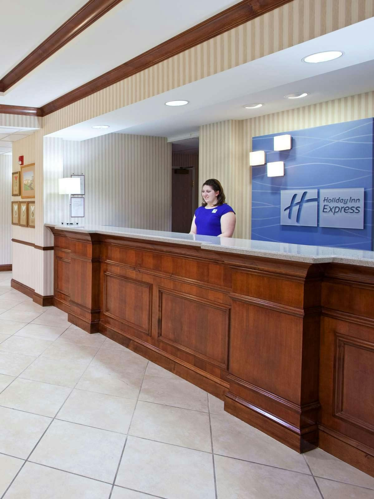 Hotel Holiday Inn Express Hotel & Suites Marion photo 4
