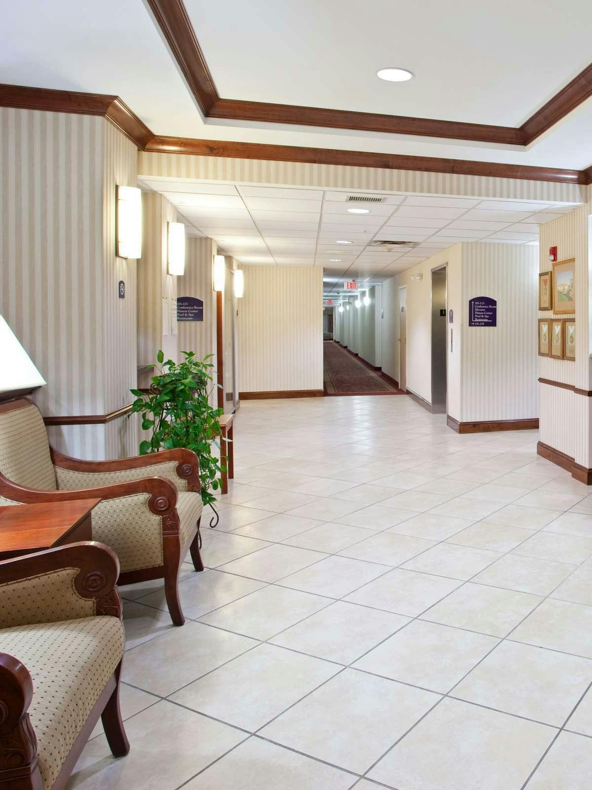 Hotel Holiday Inn Express Hotel & Suites Marion photo 3