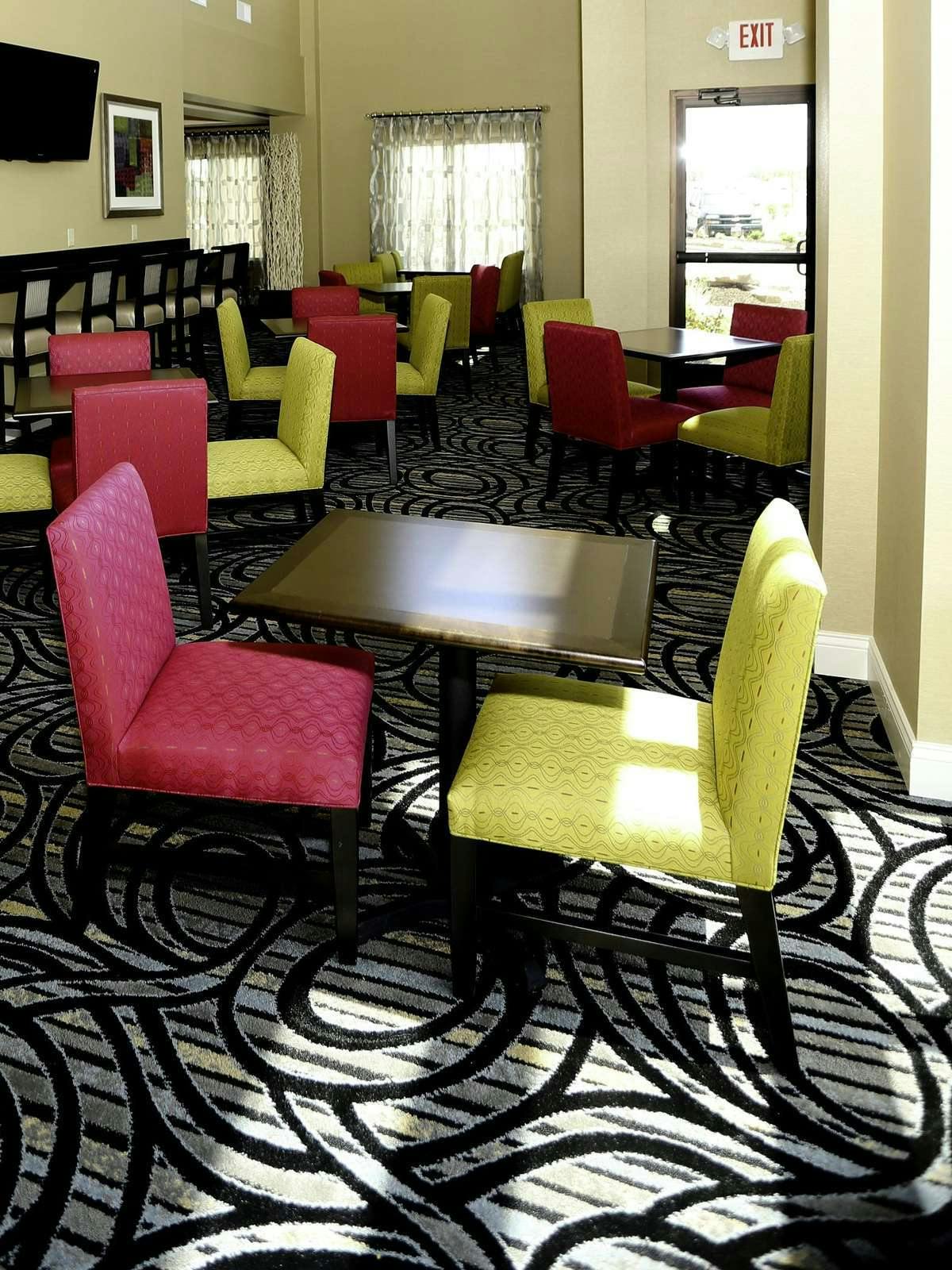 Hotel Holiday Inn Express Hotel & Suites Marion photo 4