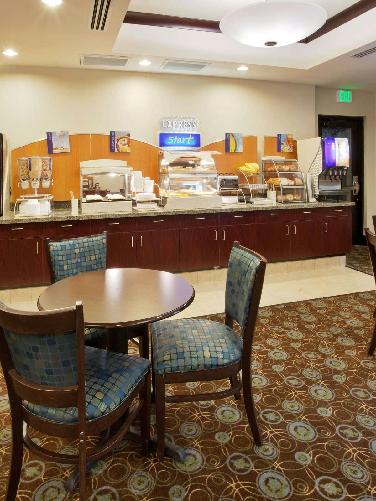 Hotel Holiday Inn Express Hotel & Suites Merced photo 4