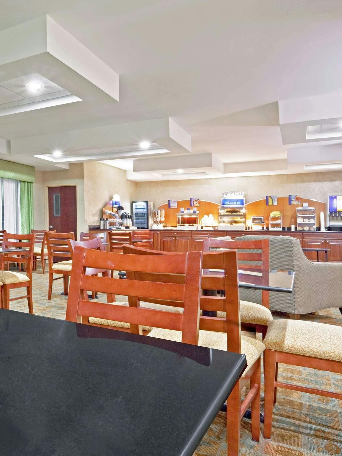 Hotel Holiday Inn Express Hotel & Suites North East photo 5