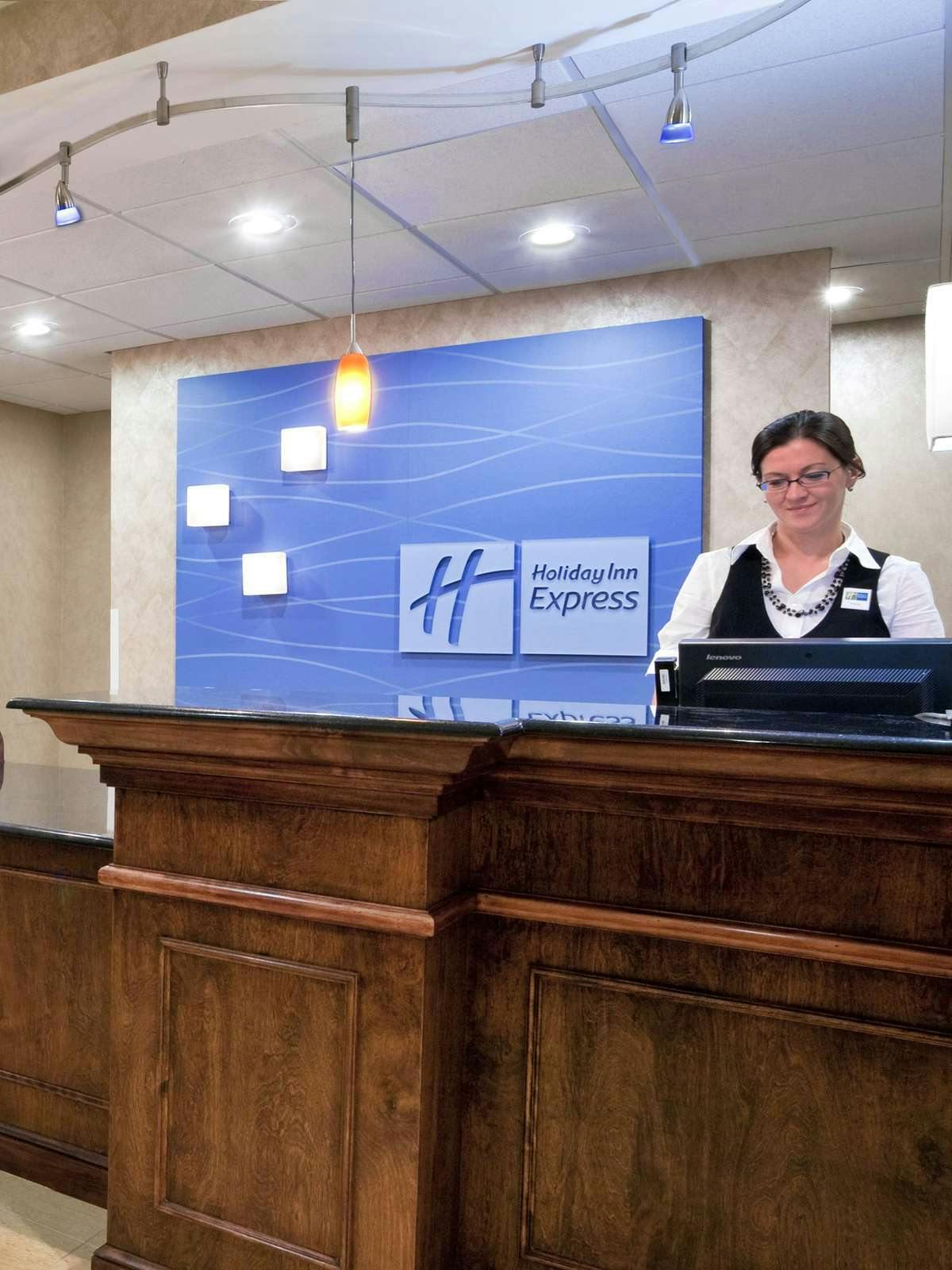 Hotel Holiday Inn Express Hotel & Suites North East photo 4