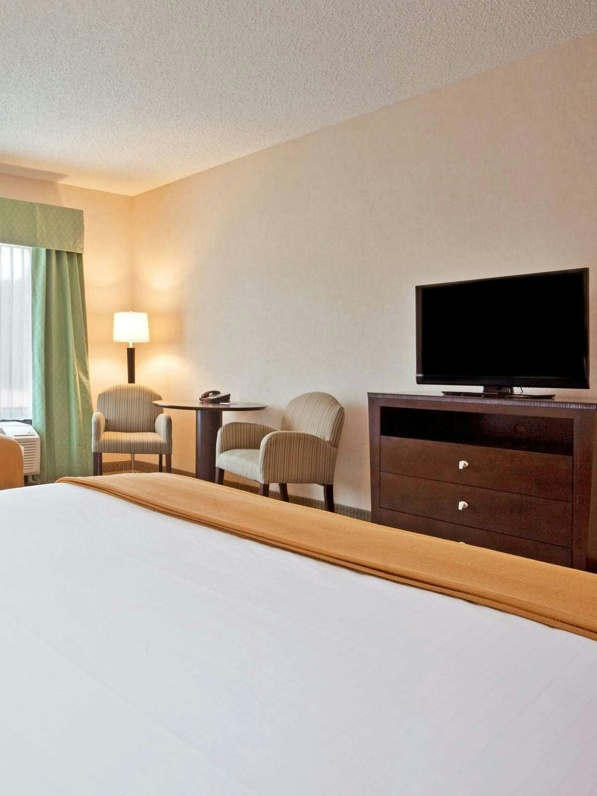 Hotel Holiday Inn Express Hotel & Suites North East photo 2