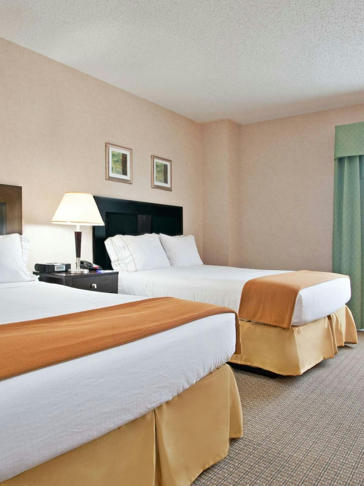 Hotel Holiday Inn Express Hotel & Suites North East photo 1