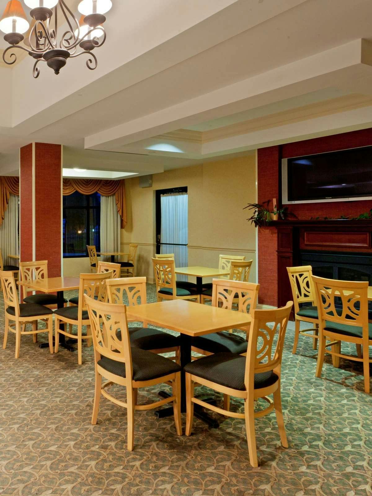 Hotel Holiday Inn Express Hotel & Suites North East photo 5