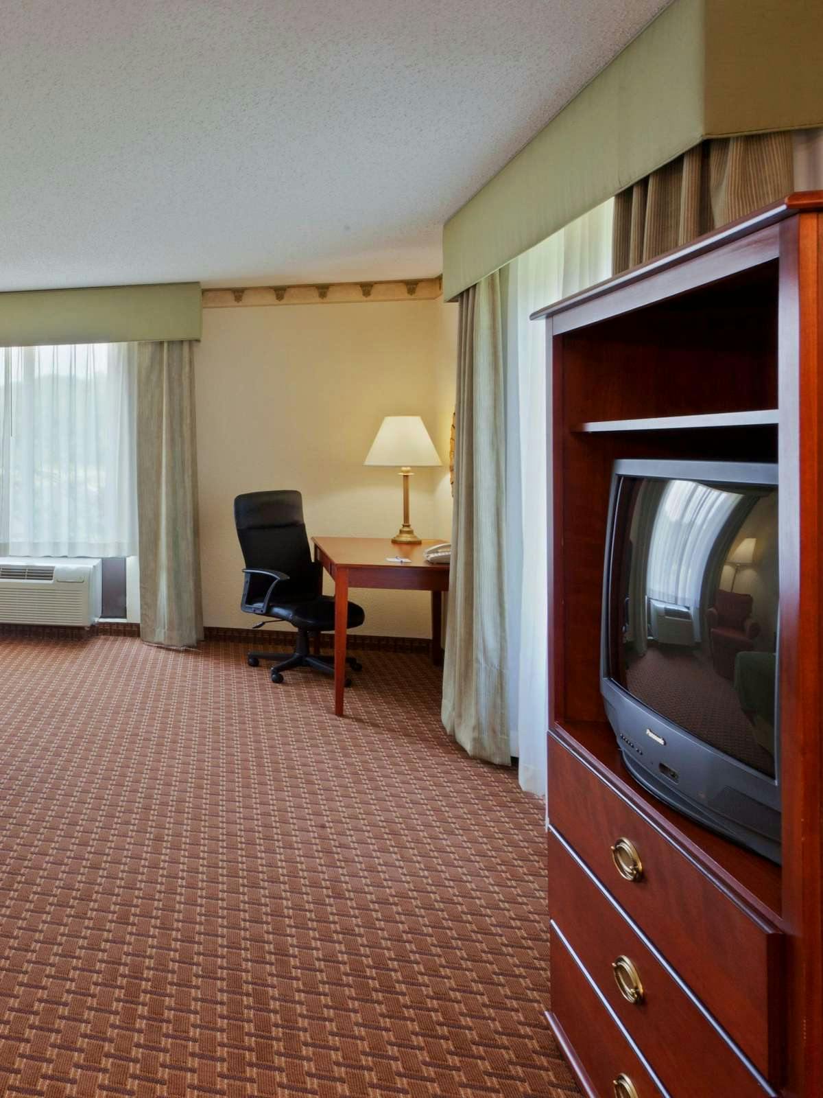 Hotel Holiday Inn Express Hotel & Suites North East photo 2