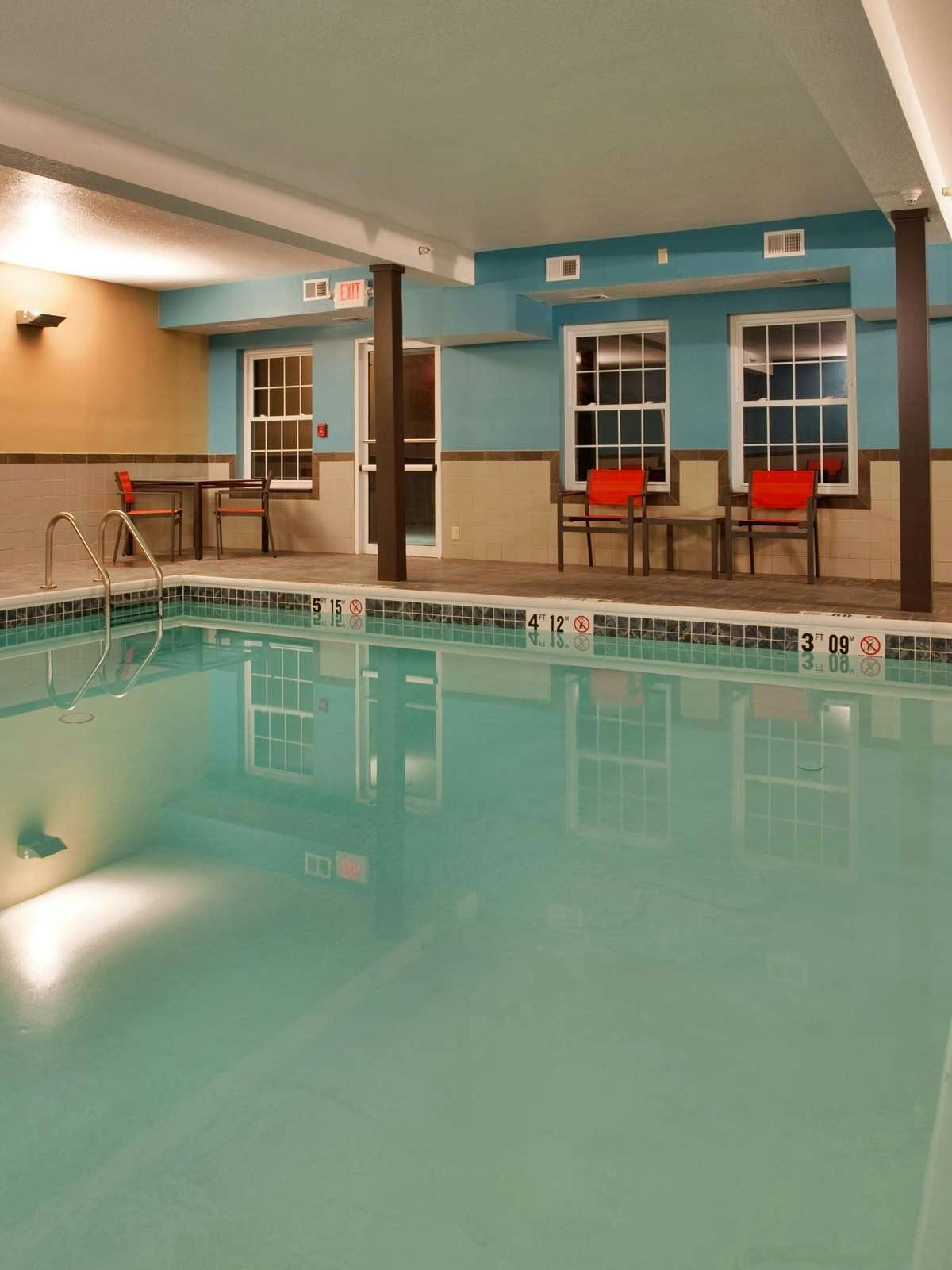 Hotel Holiday Inn Express Hotel & Suites North Kansas City photo 5