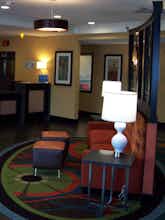 Hotel Holiday Inn Express Hotel & Suites North Kansas City photo 3
