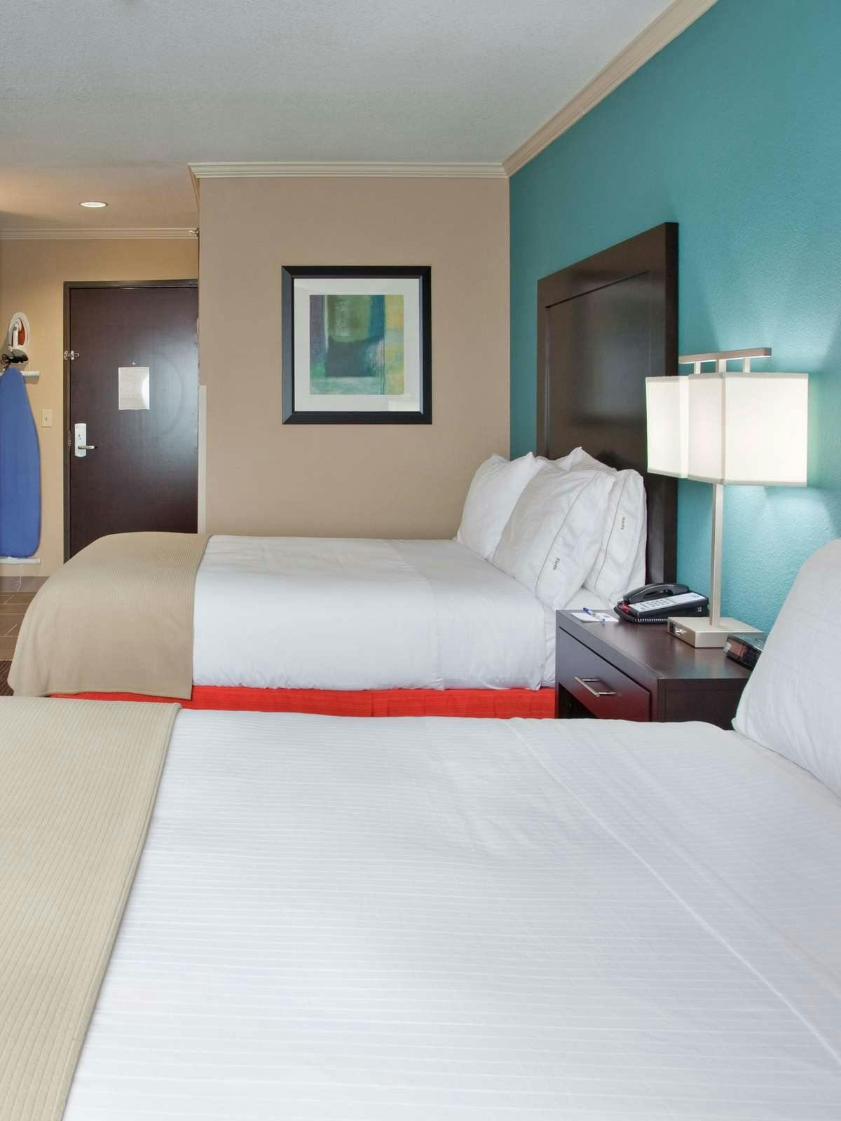 Hotel Holiday Inn Express Hotel & Suites North Kansas City photo 1