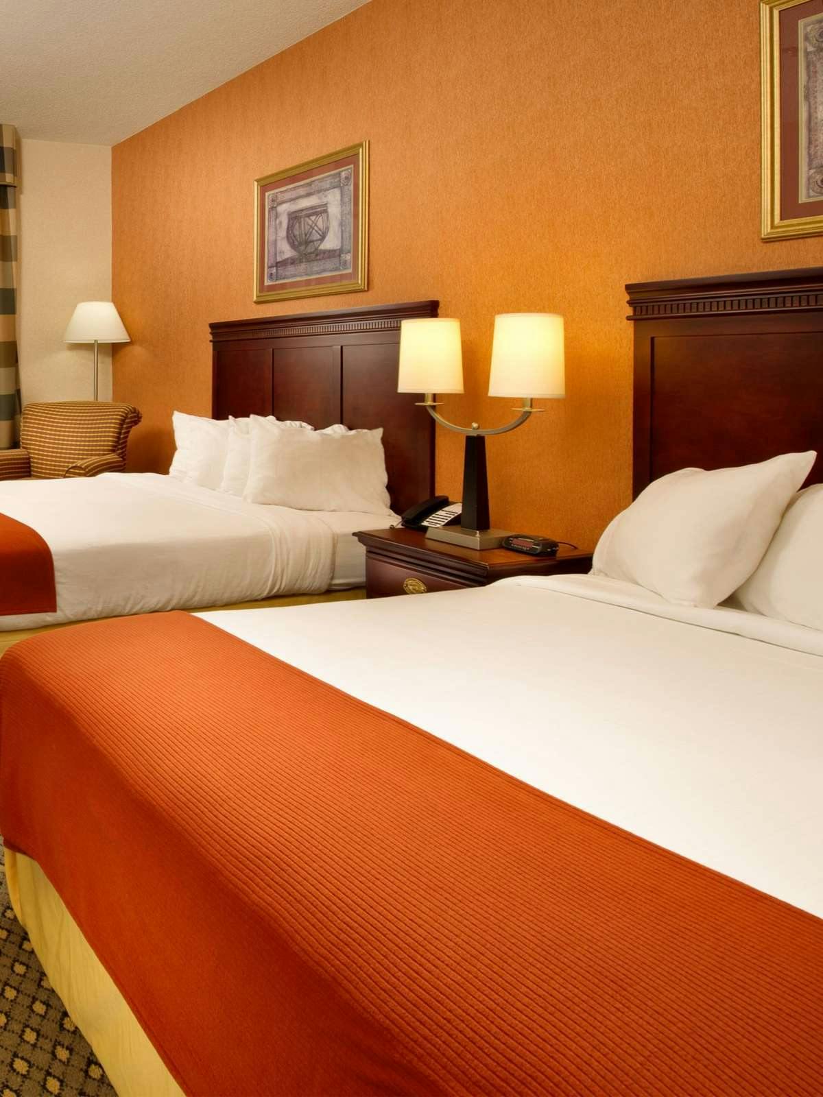 Hotel Holiday Inn Express Hotel & Suites Chambersburg photo 1