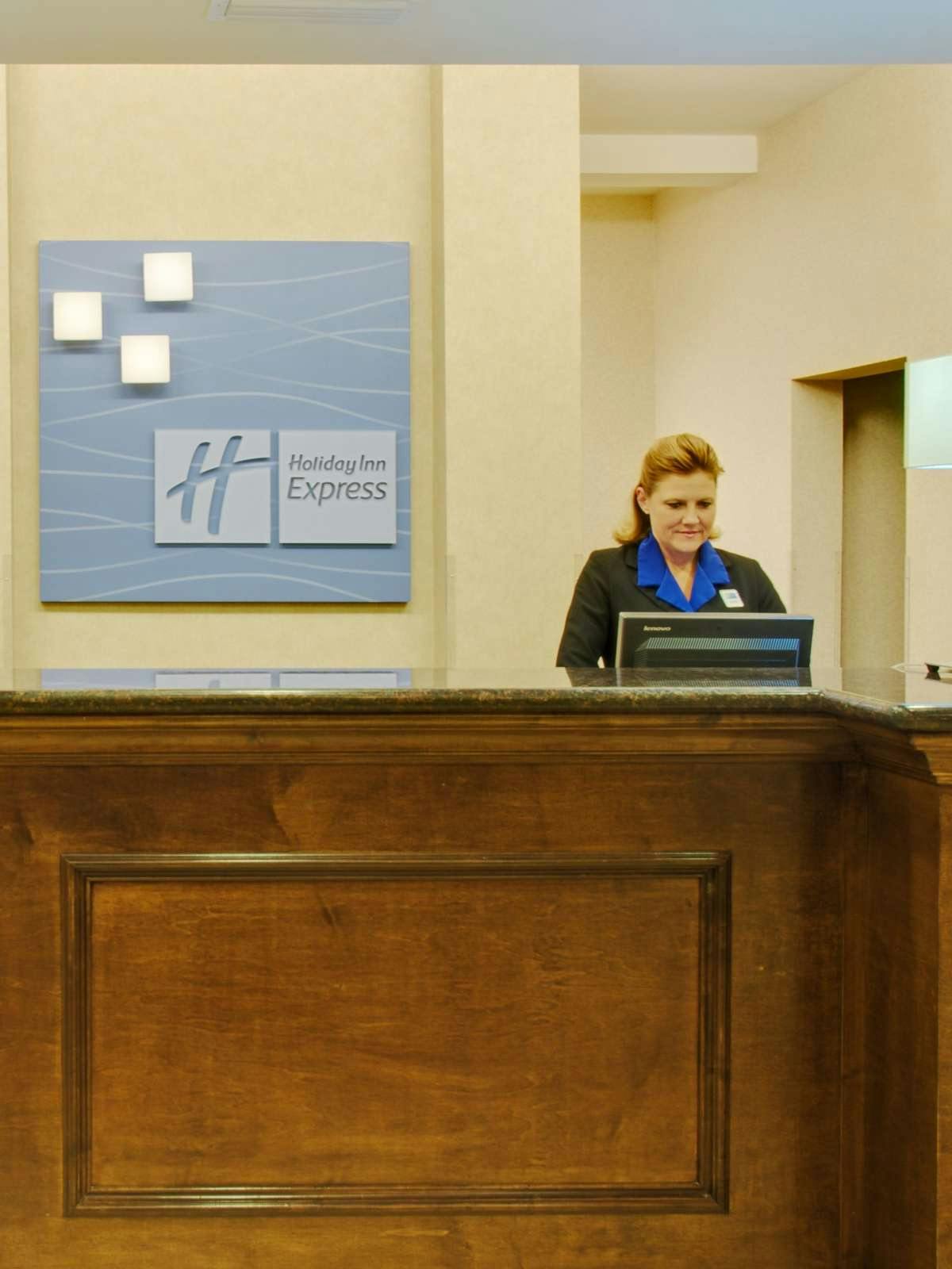 Hotel Holiday Inn Express Hotel & Suites Center photo 4