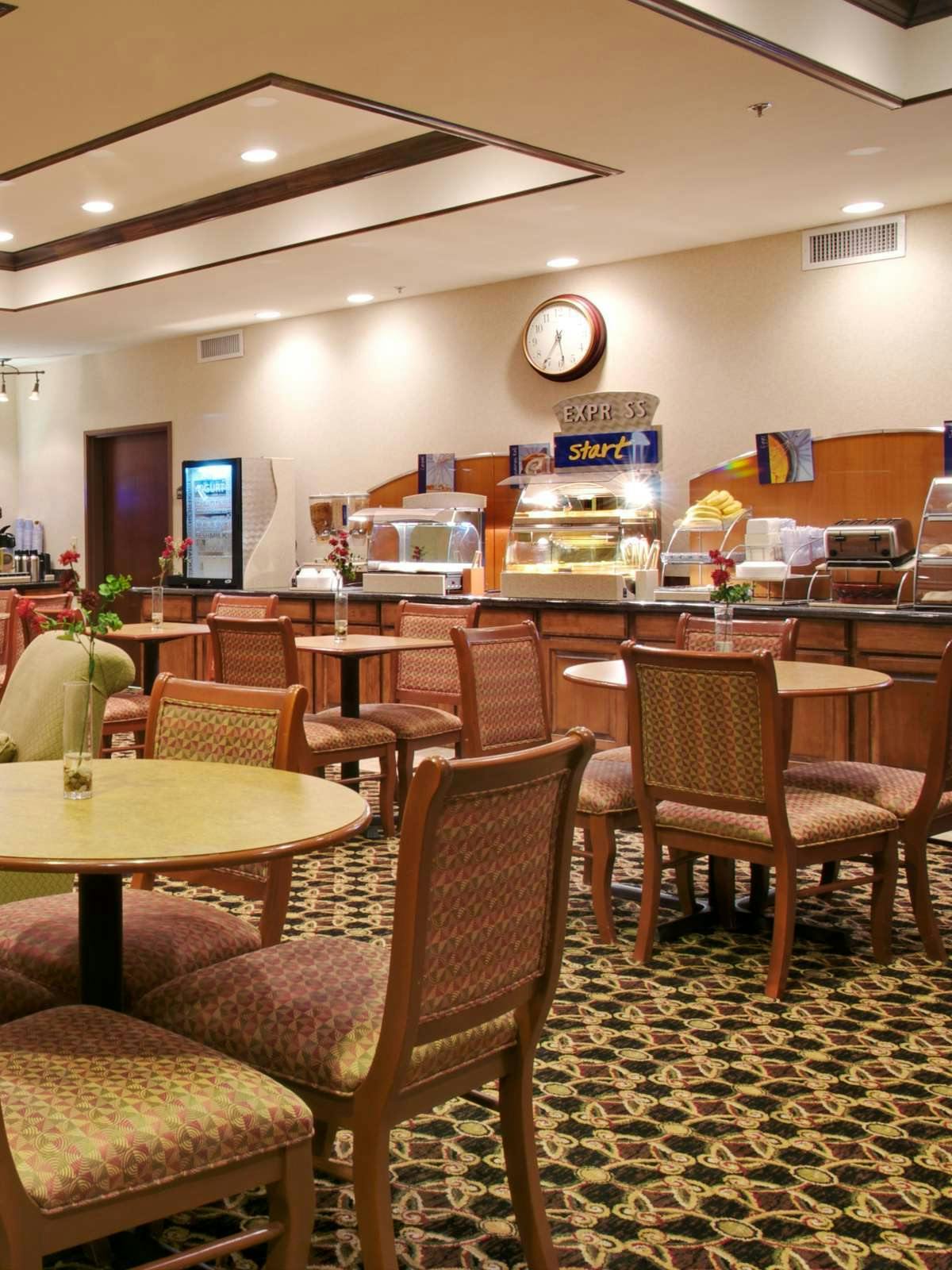 Hotel Holiday Inn Express Hotel & Suites Center photo 5