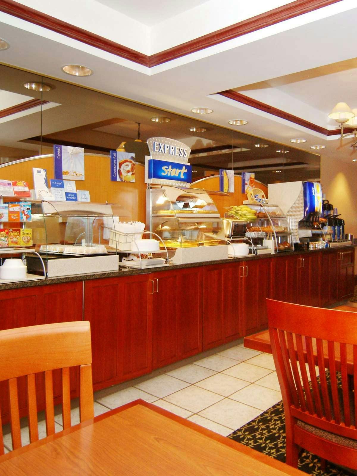 Hotel Holiday Inn Express Hotel & Suites Cedar Rapids photo 5