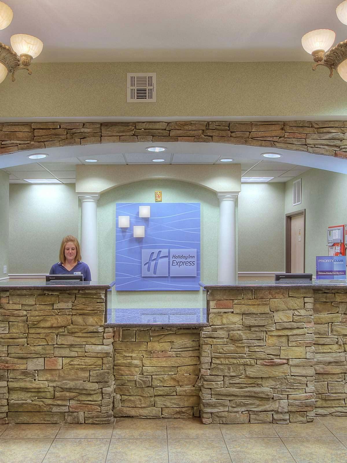 Hotel Holiday Inn Express Hotel & Suites Carlsbad photo 4