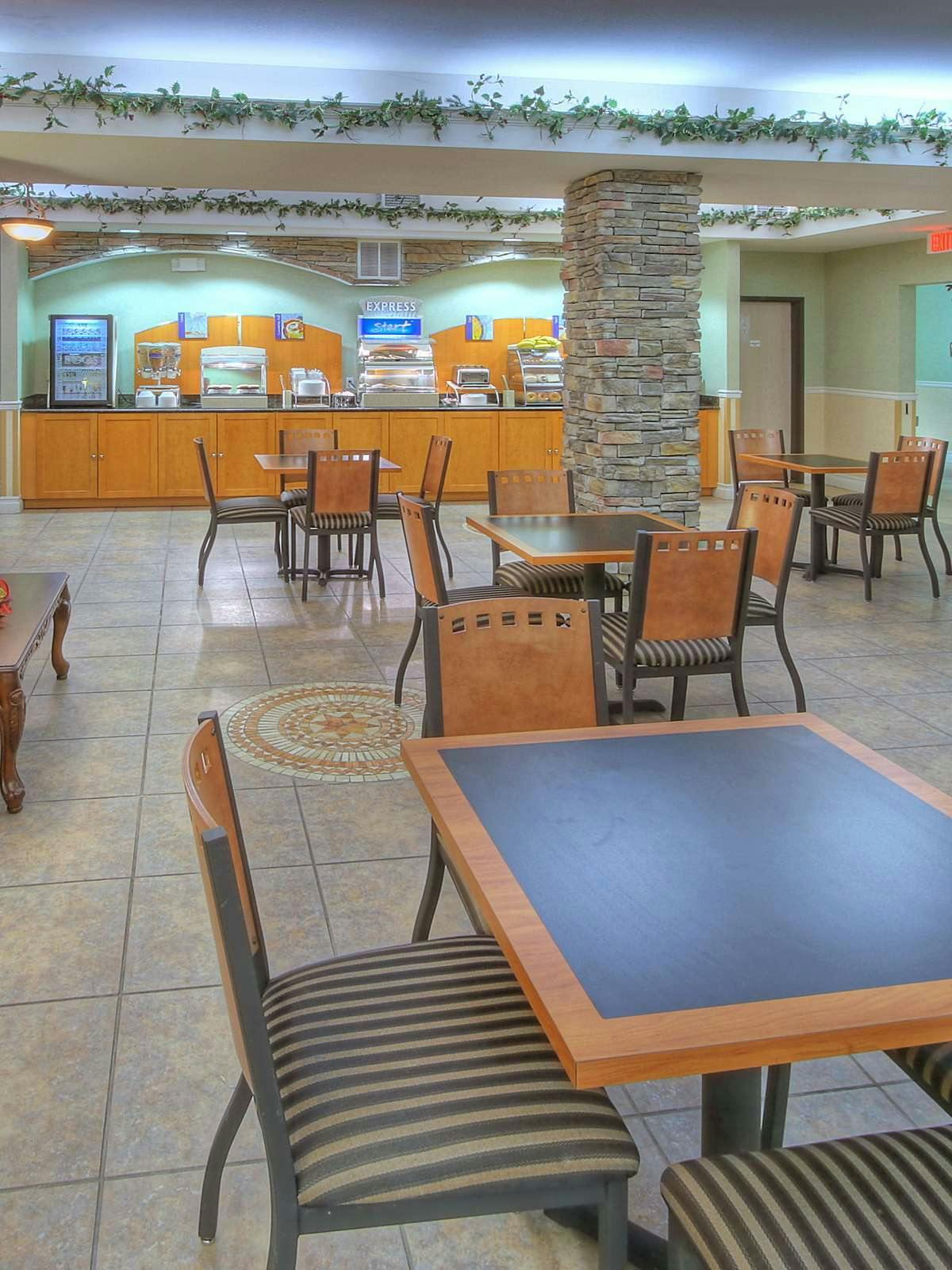 Hotel Holiday Inn Express Hotel & Suites Carlsbad photo 5