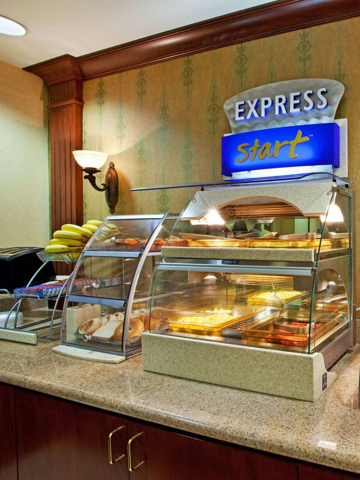 Hotel Holiday Inn Express Hotel & Suites Centerville photo 3