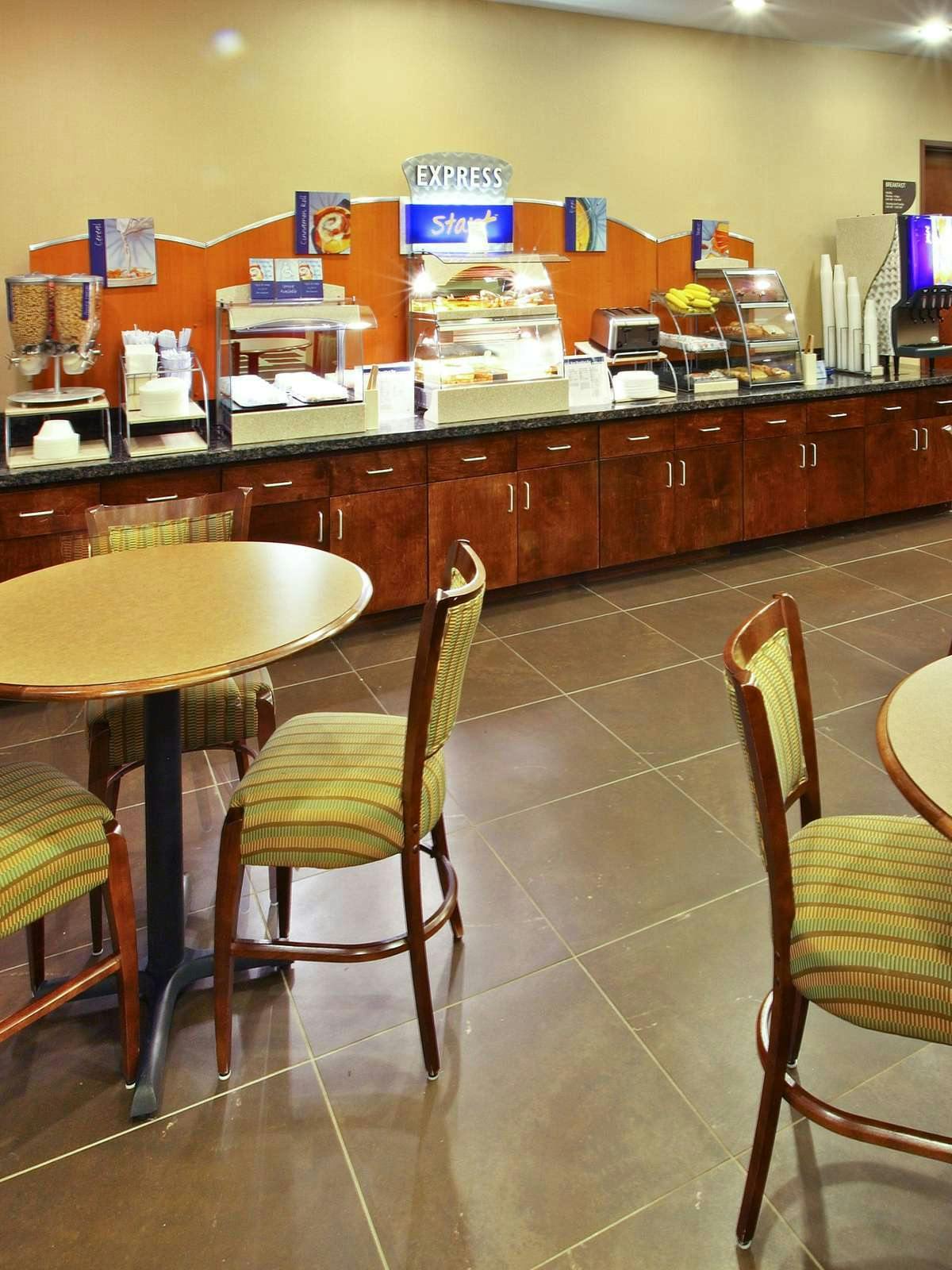 Hotel Holiday Inn Express Hotel & Suites Carthage photo 5