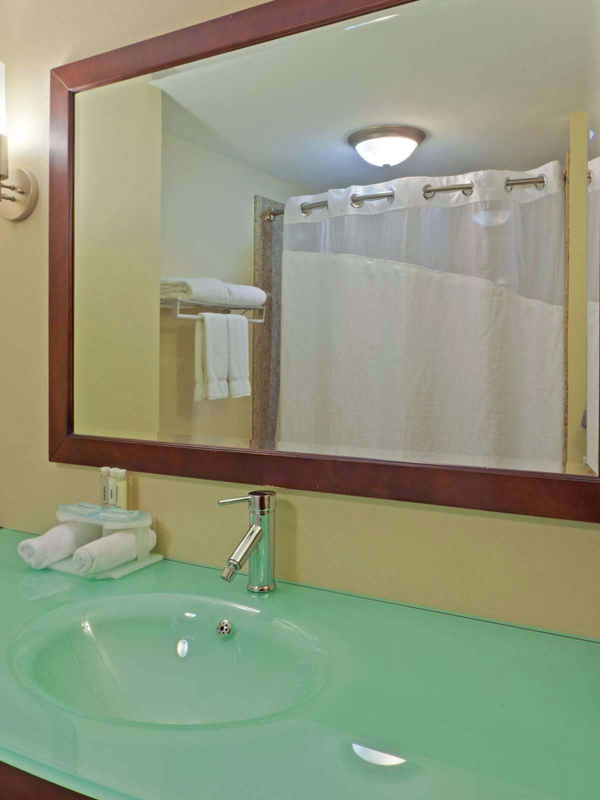 Hotel Holiday Inn Express Hotel & Suites Charleston Southridge photo 3