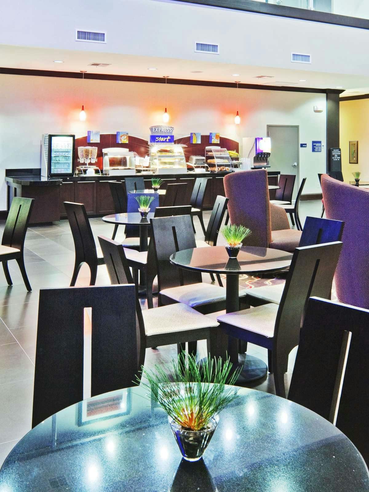 Hotel Holiday Inn Express & Suites North Dallas at Preston photo 4