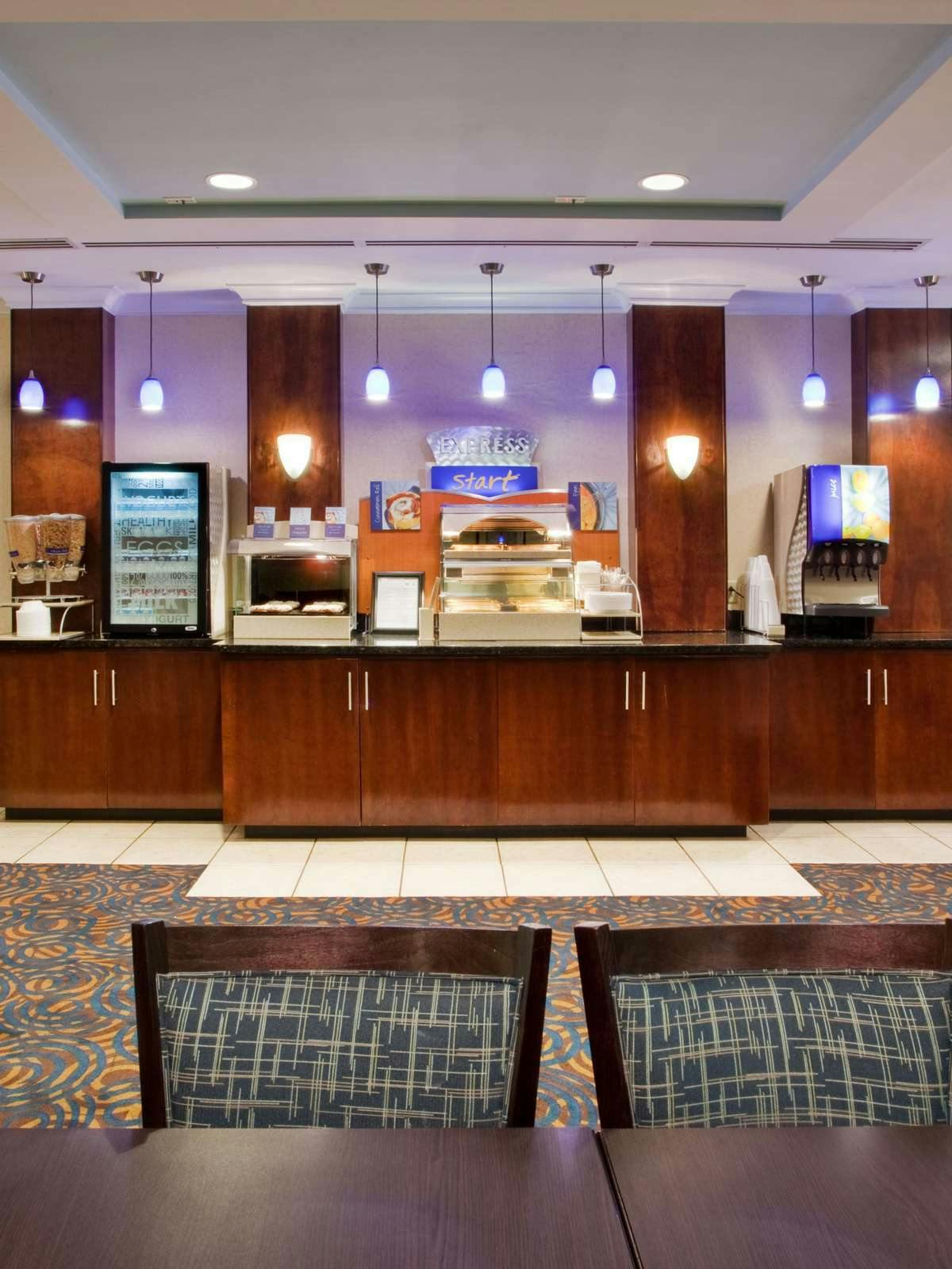 Hotel Holiday Inn Express Hotel & Suites Dublin photo 5