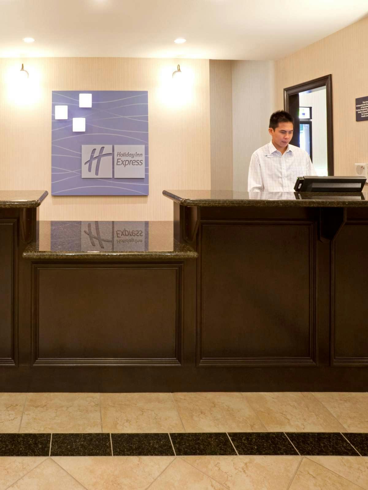 Hotel Holiday Inn Express Hotel & Suites Cedar Hill photo 4