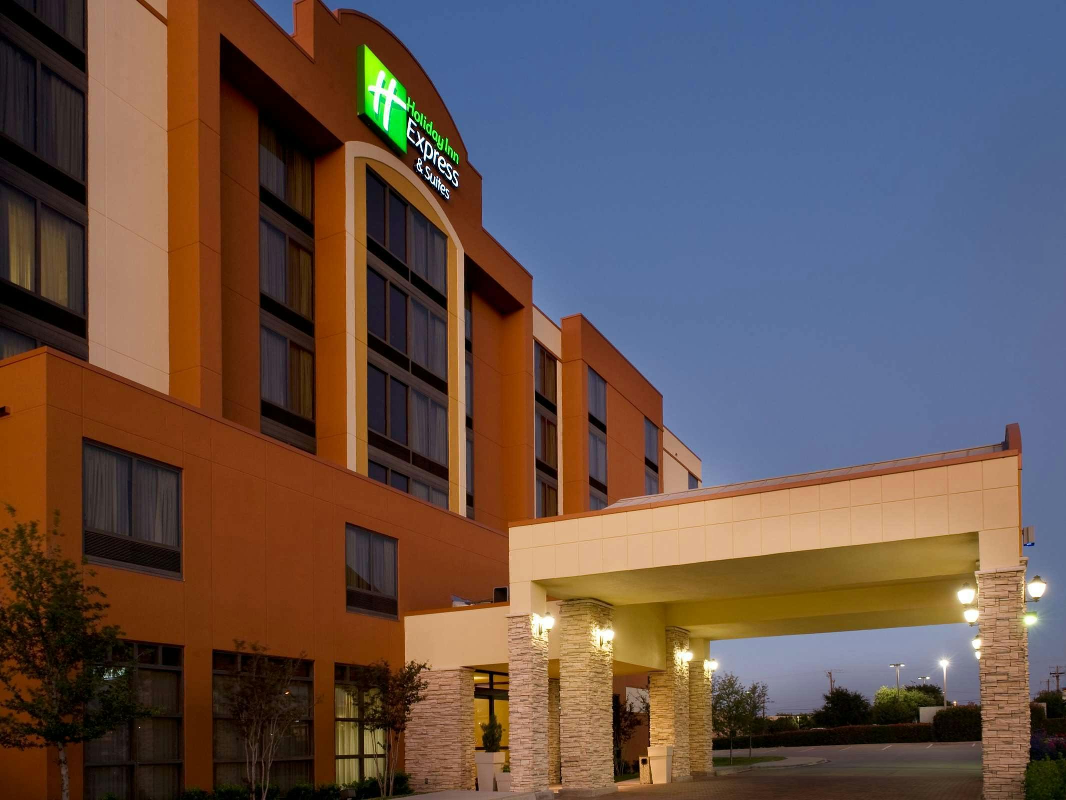 Holiday Inn Express Hotel & Suites Dallas Fort Worth Airport South