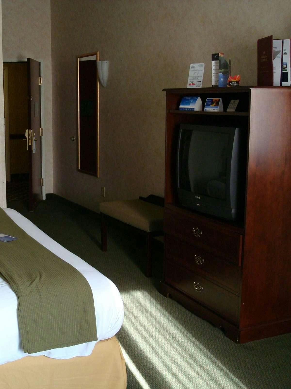 Hotel Holiday Inn Express Hotel & Suites North Lima photo 2