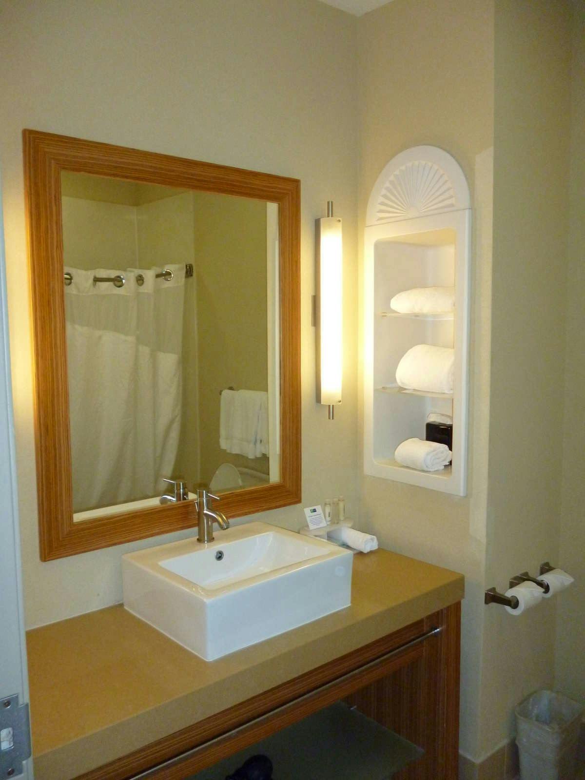 Hotel Holiday Inn Express Hotel & Suites North Plano photo 3