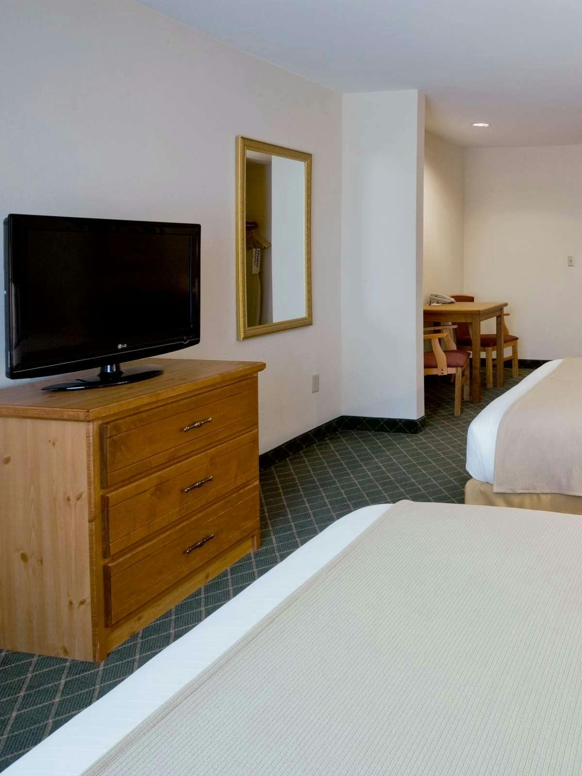 Hotel Holiday Inn Express Hotel & Suites Chanhassen photo 2