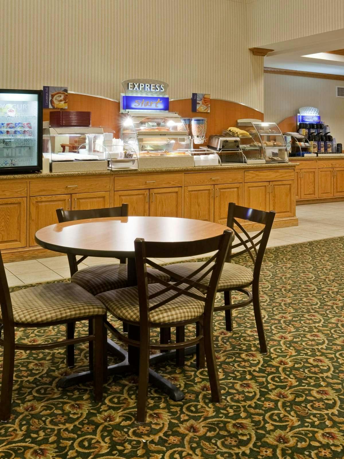Hotel Holiday Inn Express Hotel & Suites Chanhassen photo 5