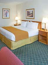 Hotel Holiday Inn Express Hotel & Suites Chanhassen photo 1