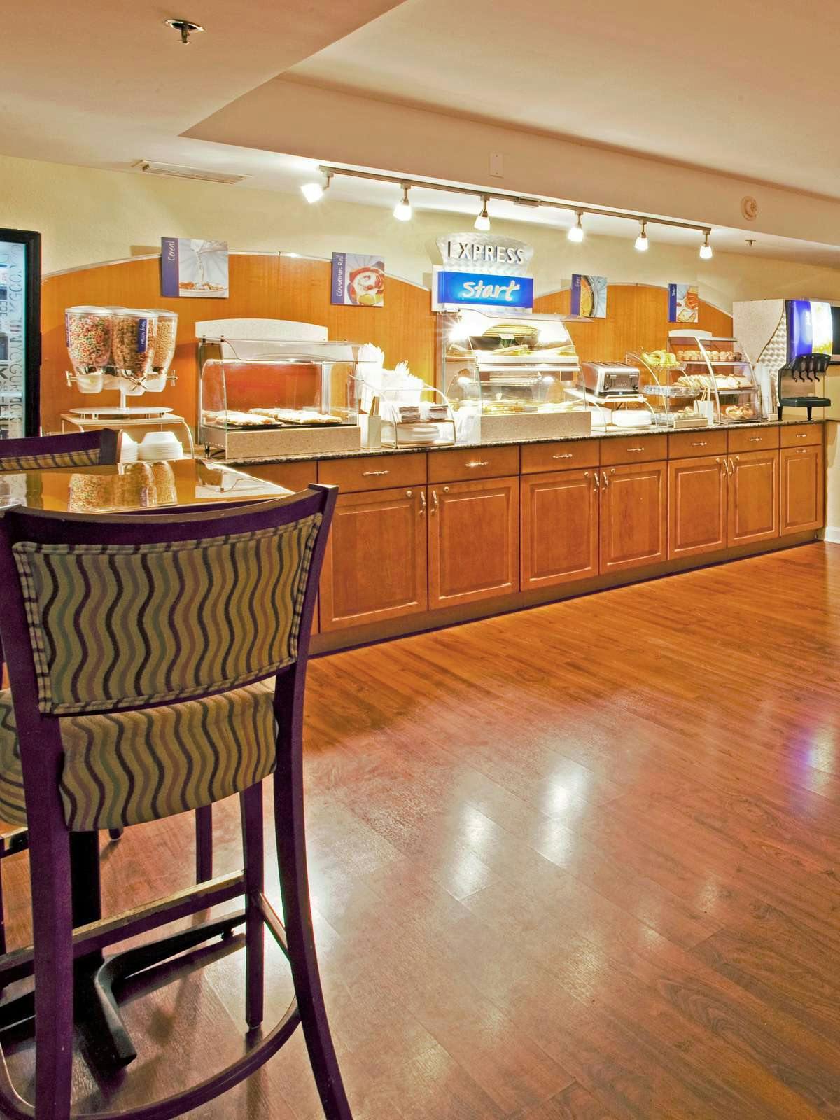 Hotel Holiday Inn Express Hotel & Suites Bradenton West photo 5