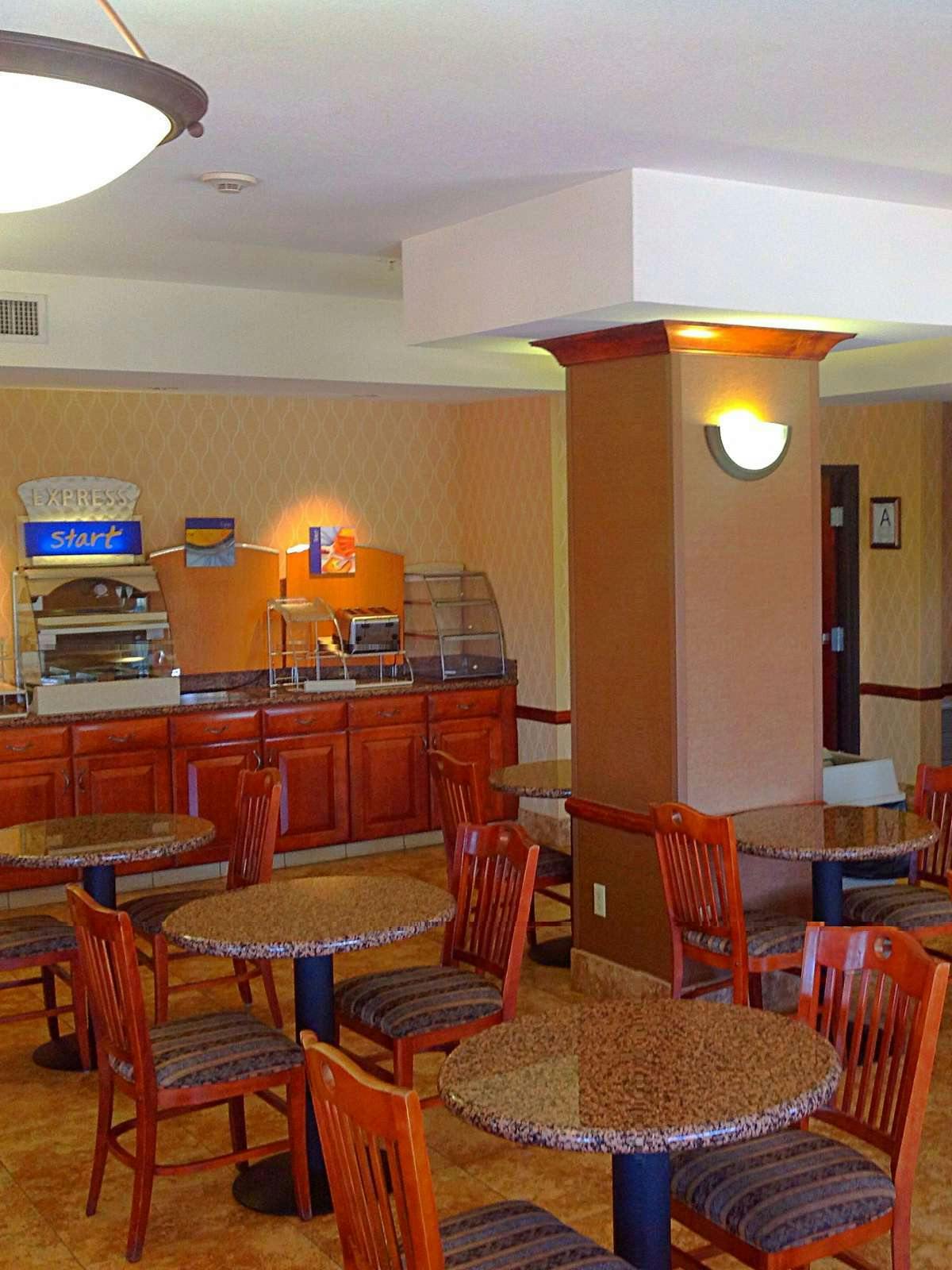 Hotel Holiday Inn Express Hotel & Suites Barstow photo 4