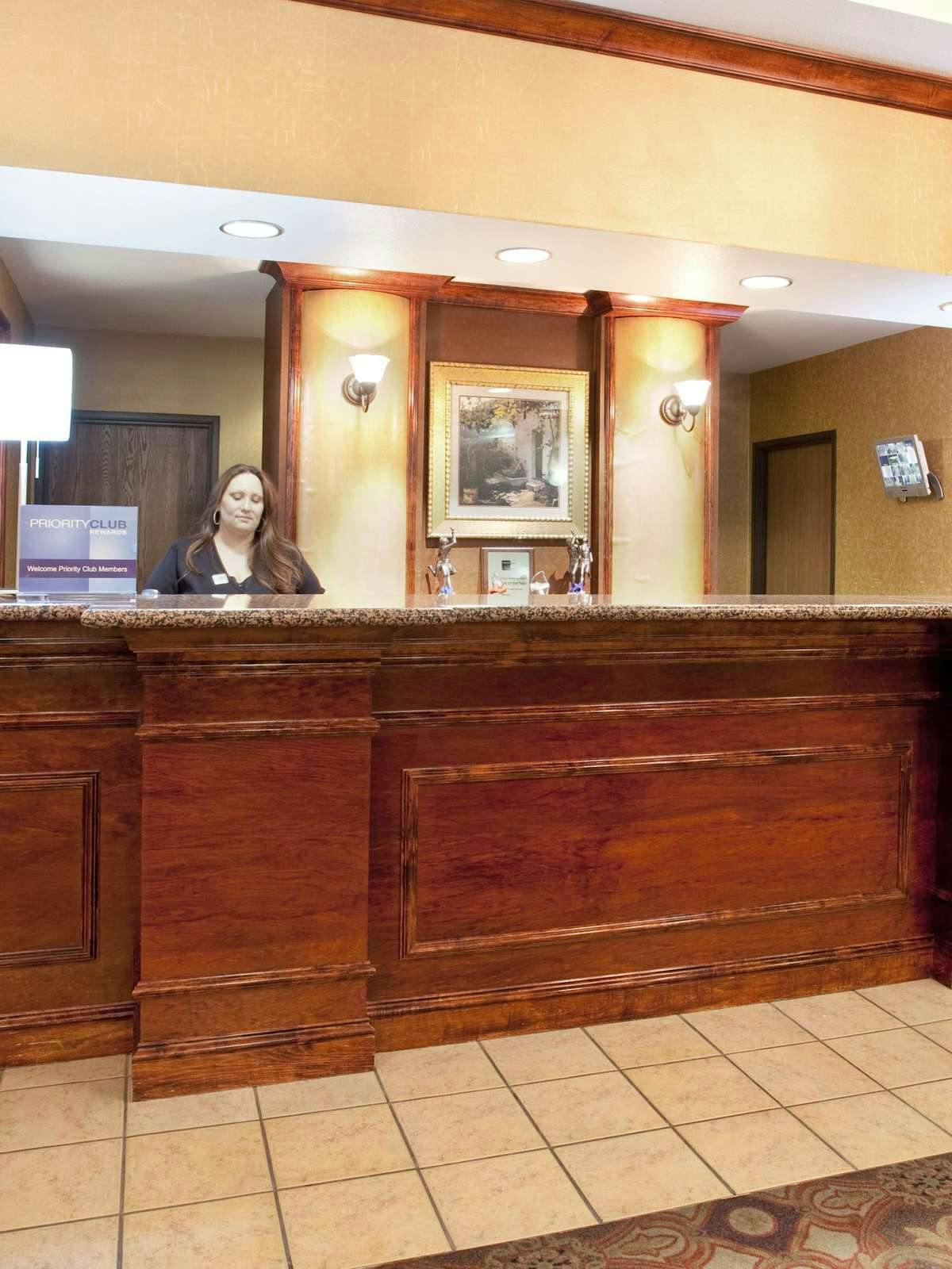 Hotel Holiday Inn Express Hotel & Suites Barstow photo 3