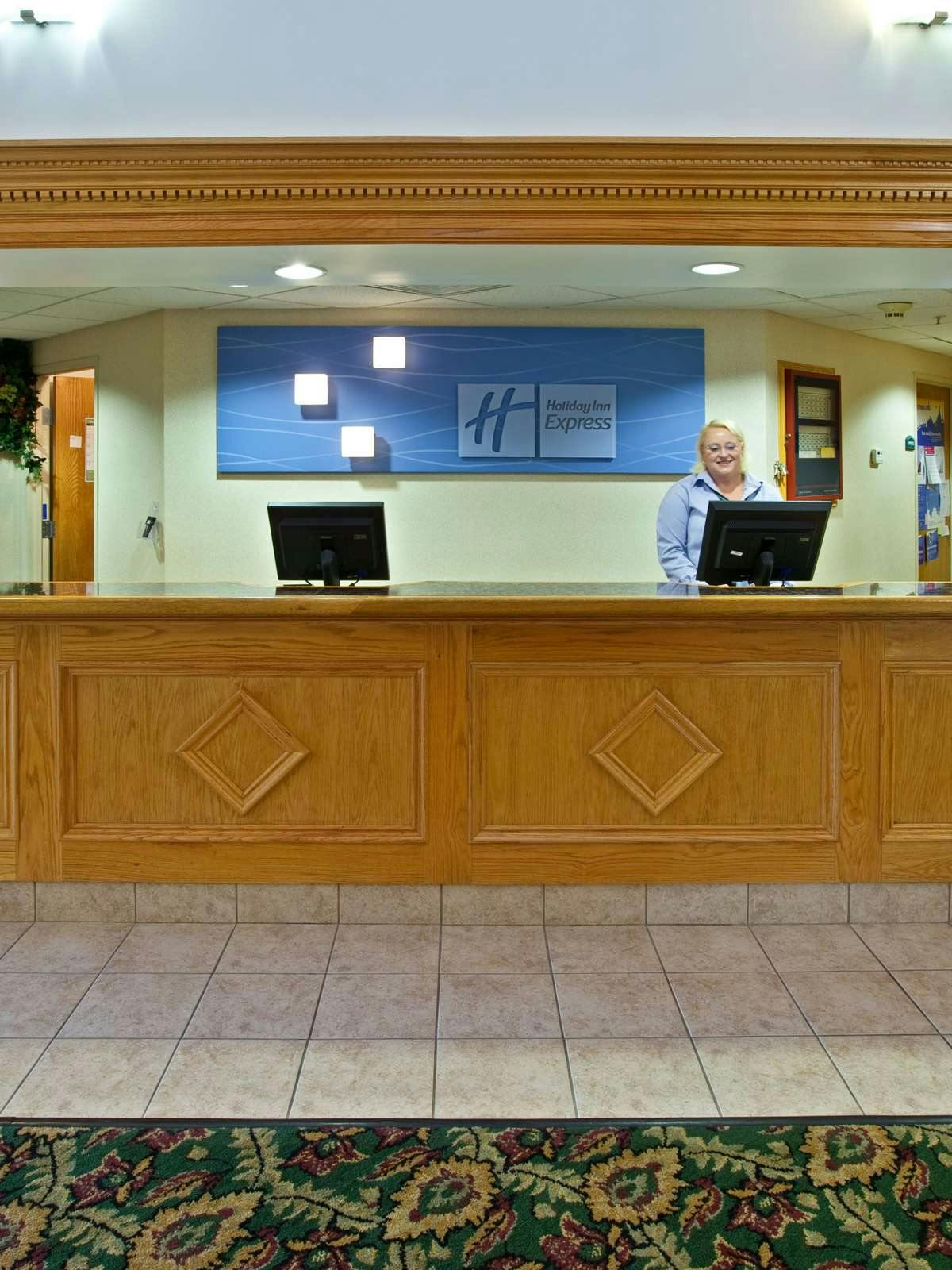 Hotel Holiday Inn Express Hotel & Suites Scottsburg photo 4