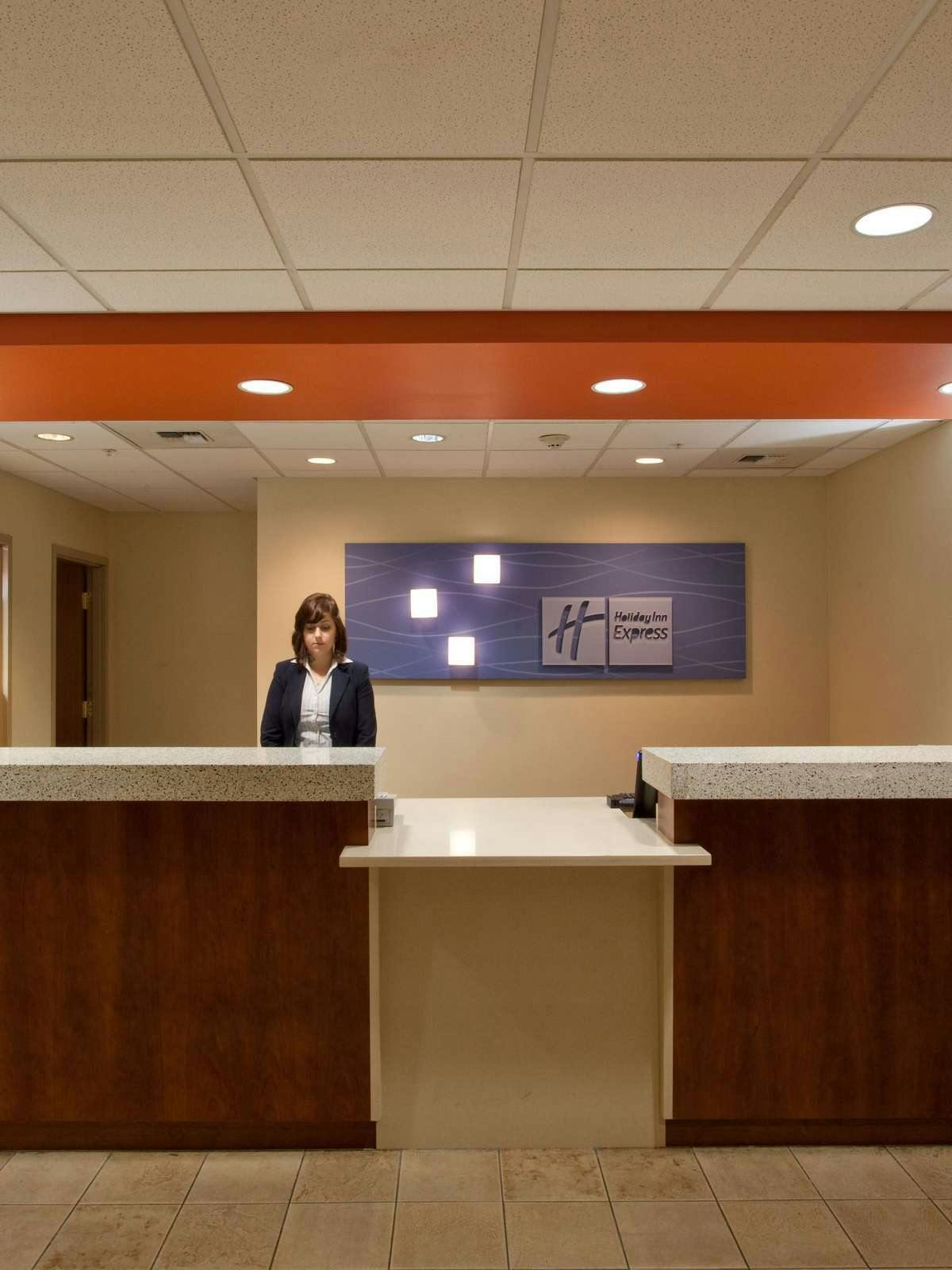 Hotel Holiday Inn Express Hotel & Suites Sea-Tac photo 3