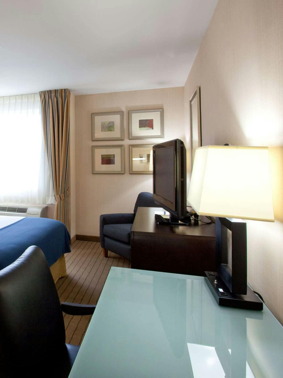 Hotel Holiday Inn Express Hotel & Suites Sea-Tac photo 2