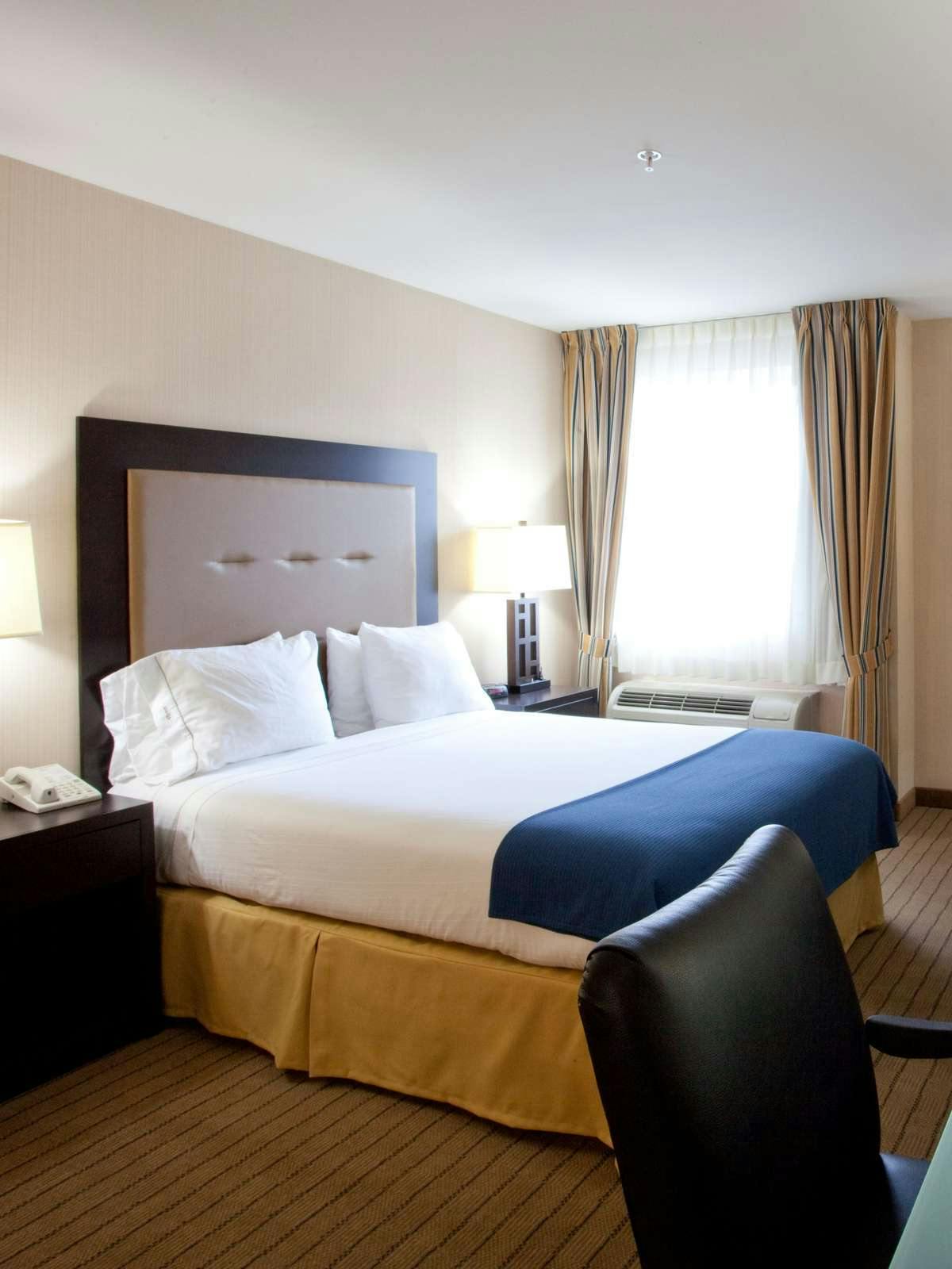 Hotel Holiday Inn Express Hotel & Suites Sea-Tac photo 1