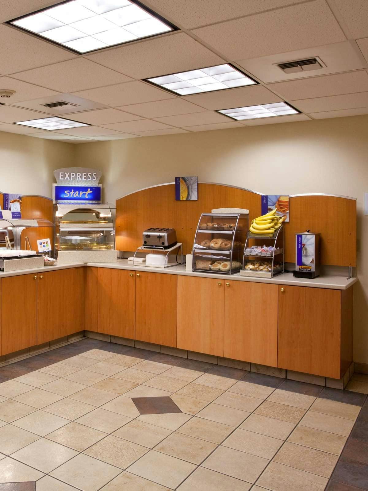 Hotel Holiday Inn Express Hotel & Suites Sea-Tac photo 4