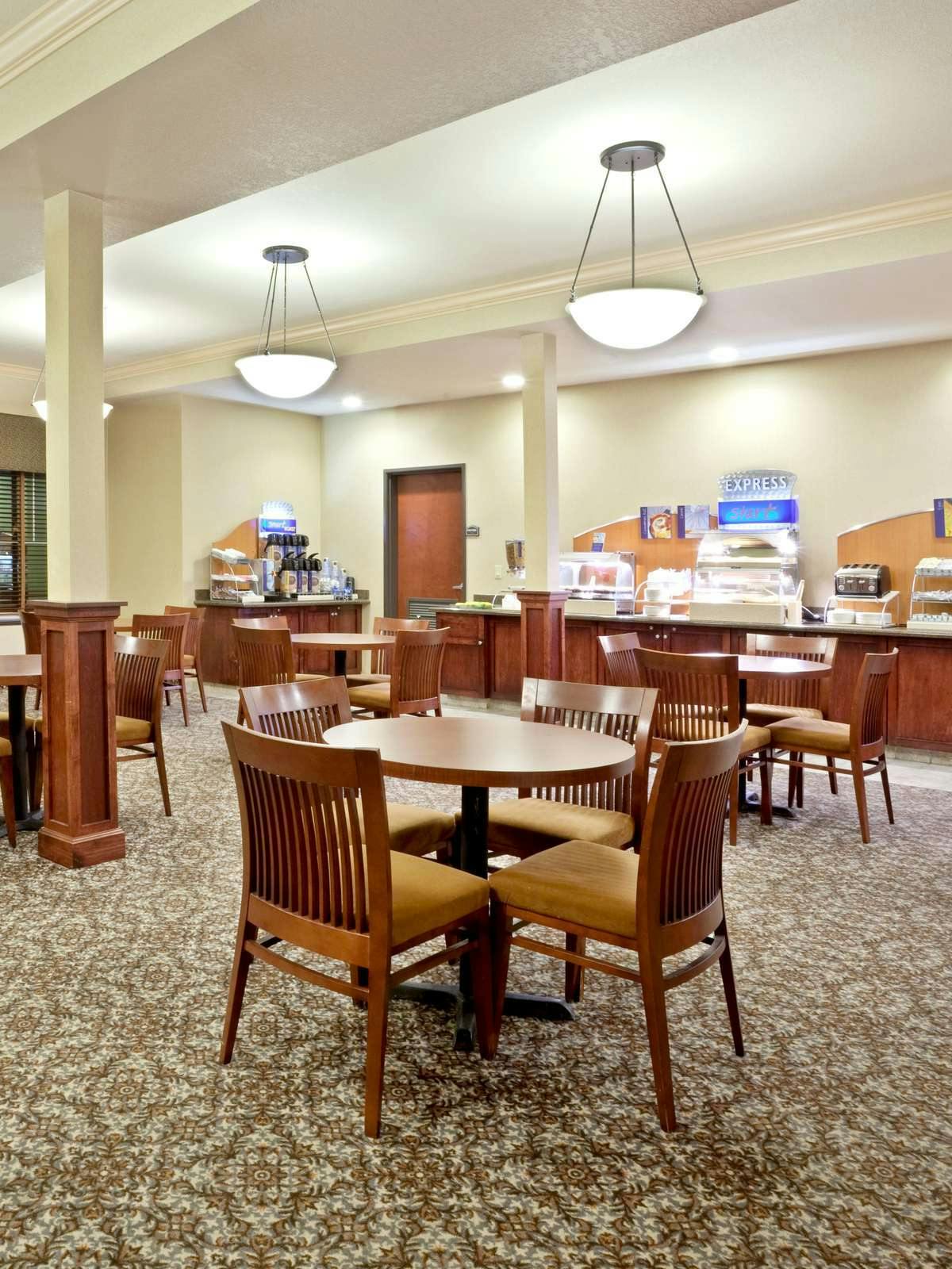 Hotel Holiday Inn Express Hotel & Suites Seaside Convention Center photo 5