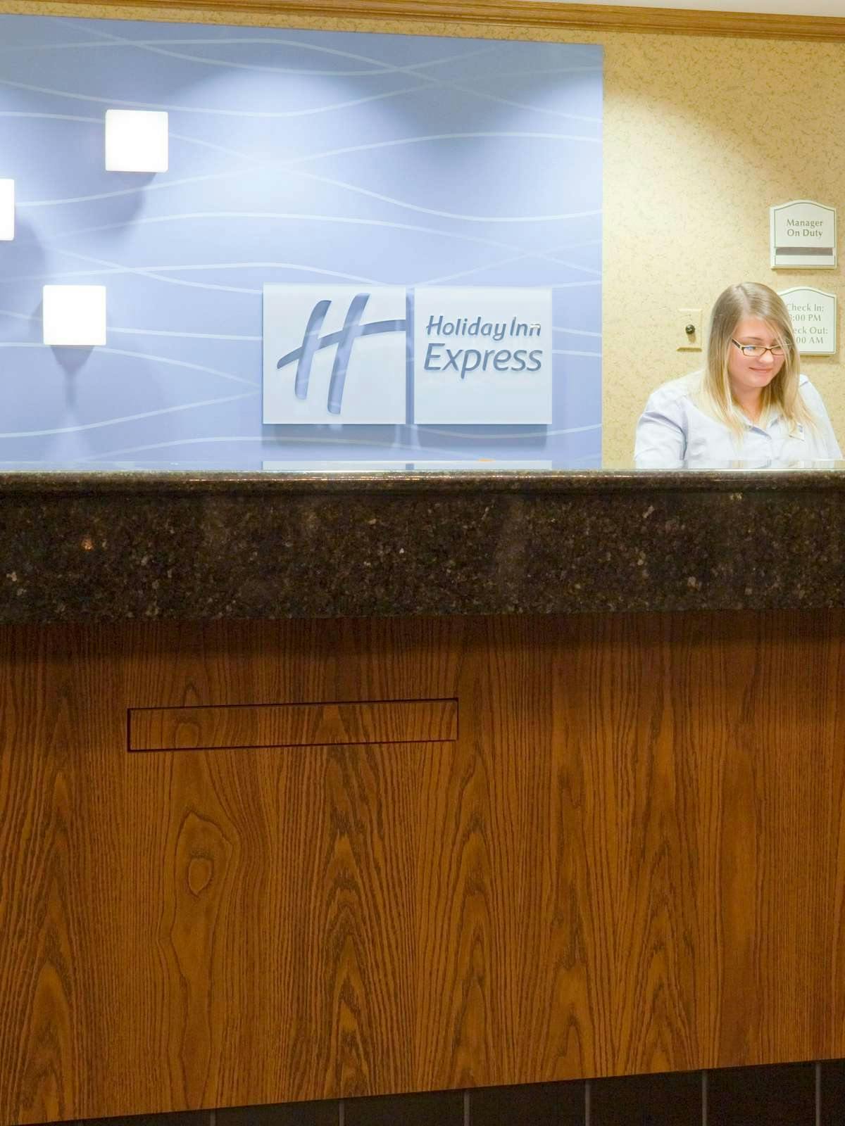 Hotel Holiday Inn Express Hotel & Suites Oshkosh photo 4