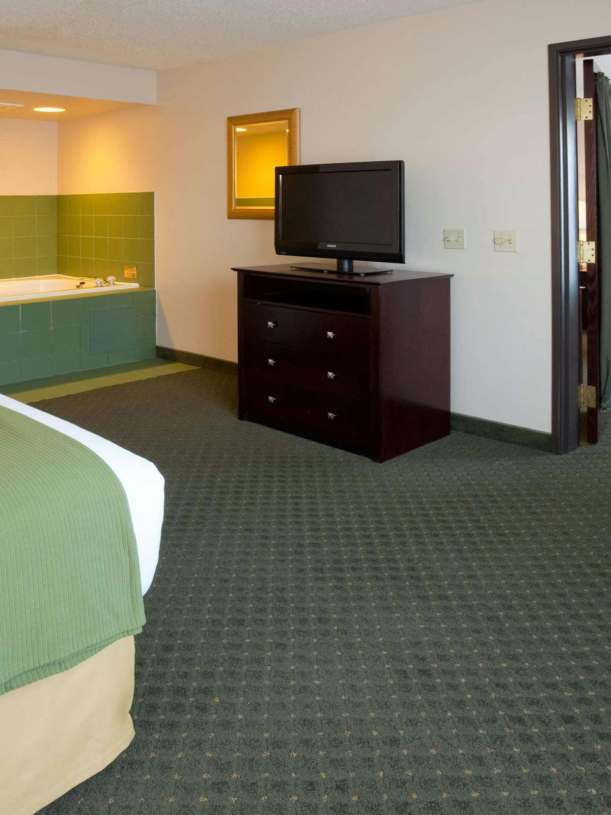 Hotel Holiday Inn Express Hotel & Suites Oshkosh photo 2