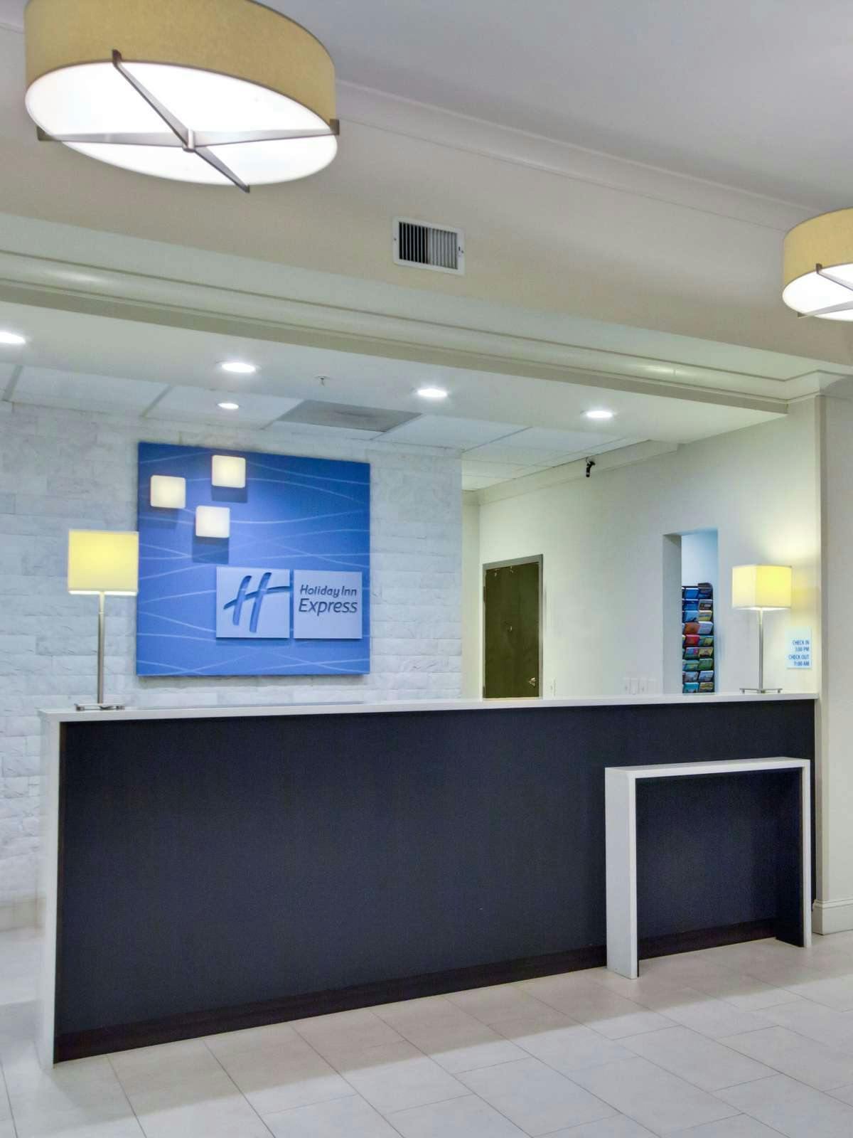 Hotel Holiday Inn Express Tampa I-75 photo 3