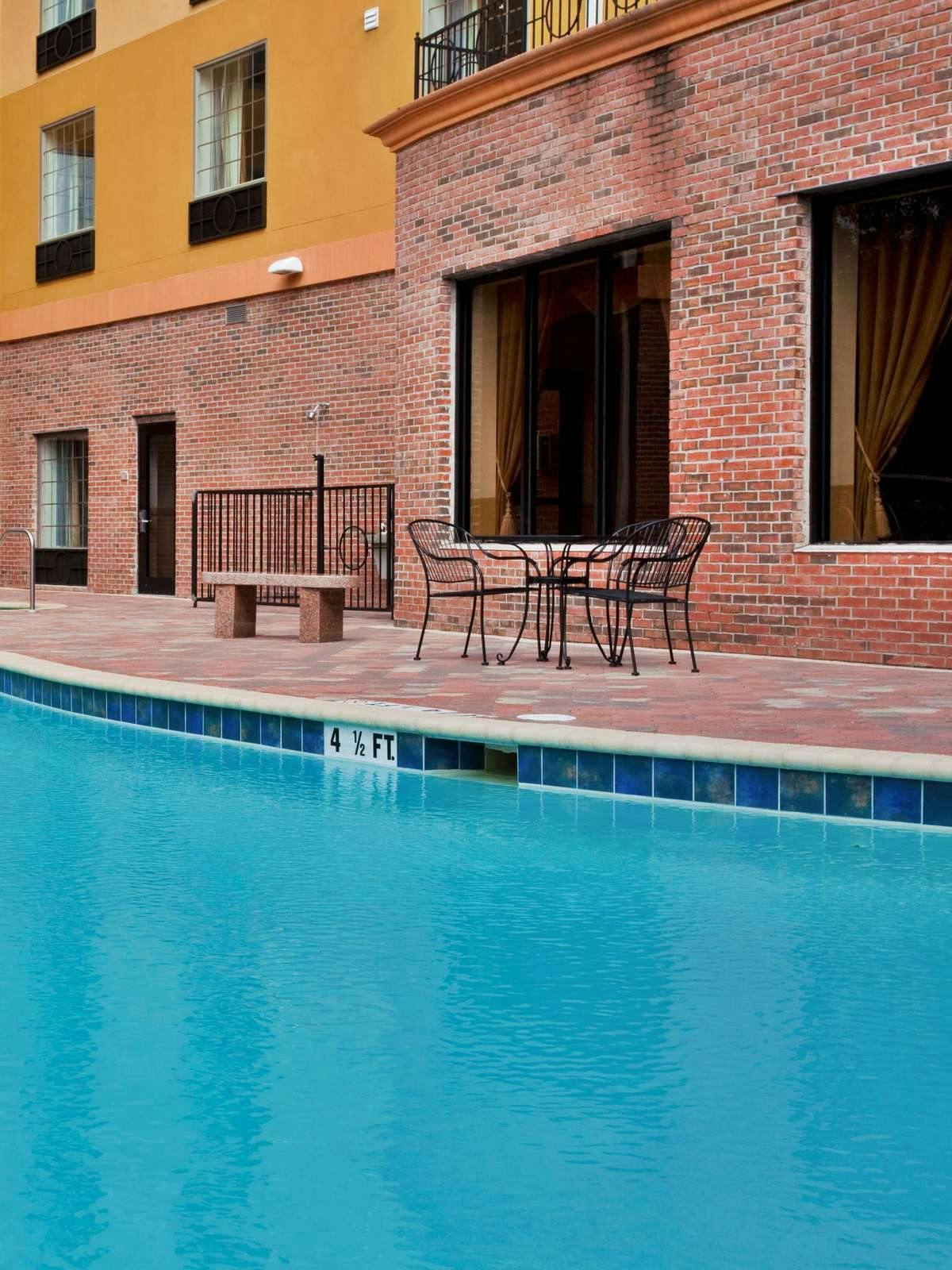 Hotel Holiday Inn Express Tampa Stadium photo 2